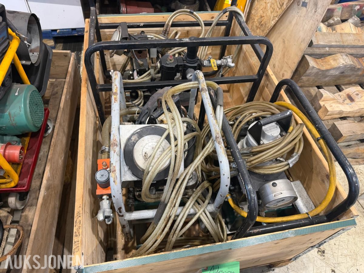 3 stk. pumper for boltetrekking med slanger og rammer