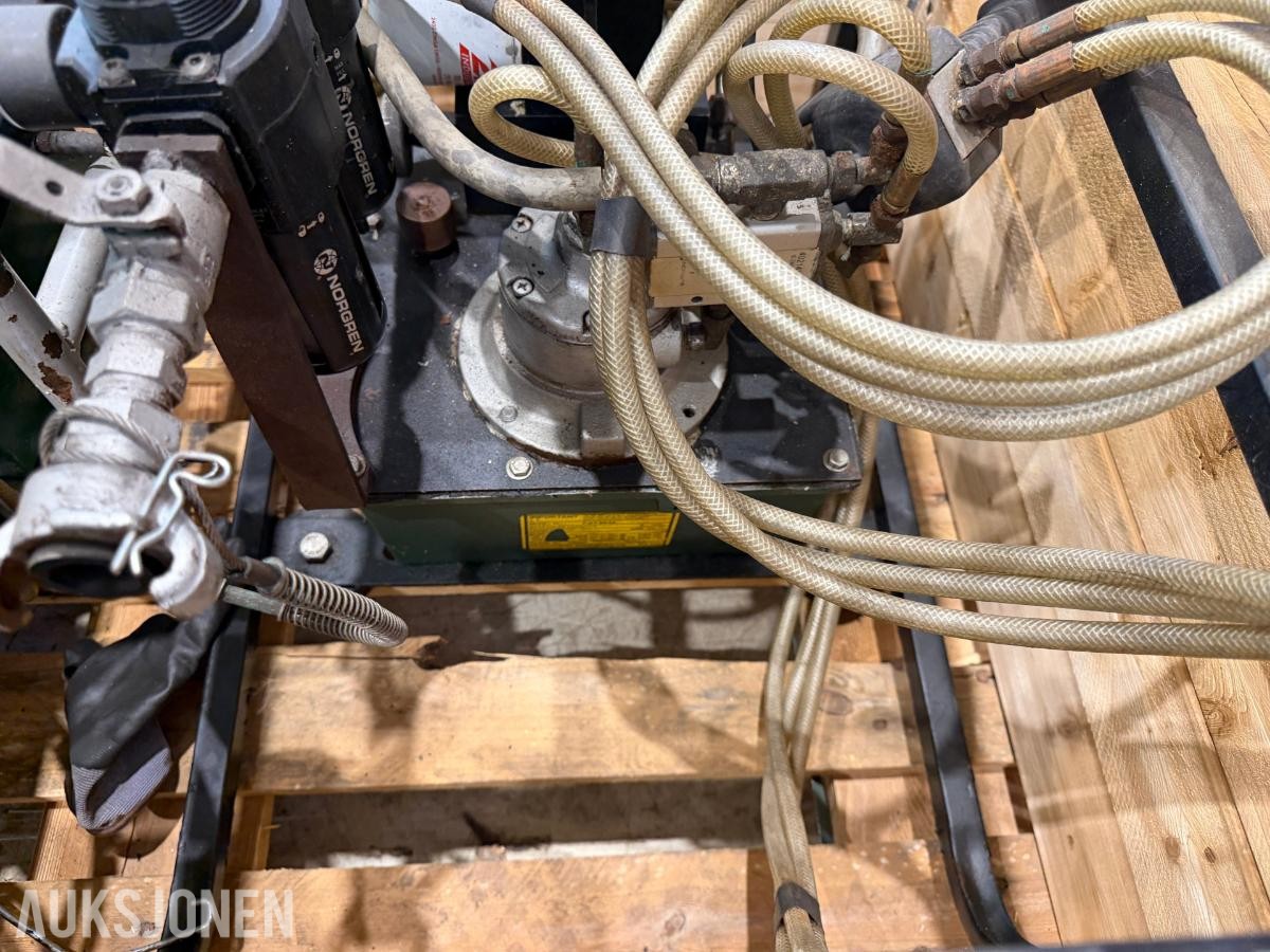 3 stk. pumper for boltetrekking med slanger og rammer
