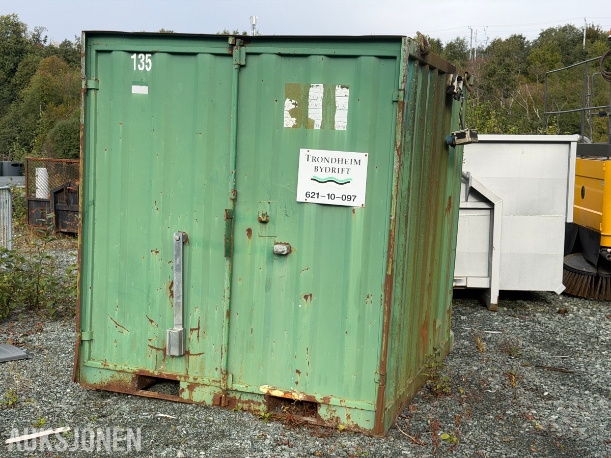 1995 8 fots Lagercontainer i stål med belysning og reol