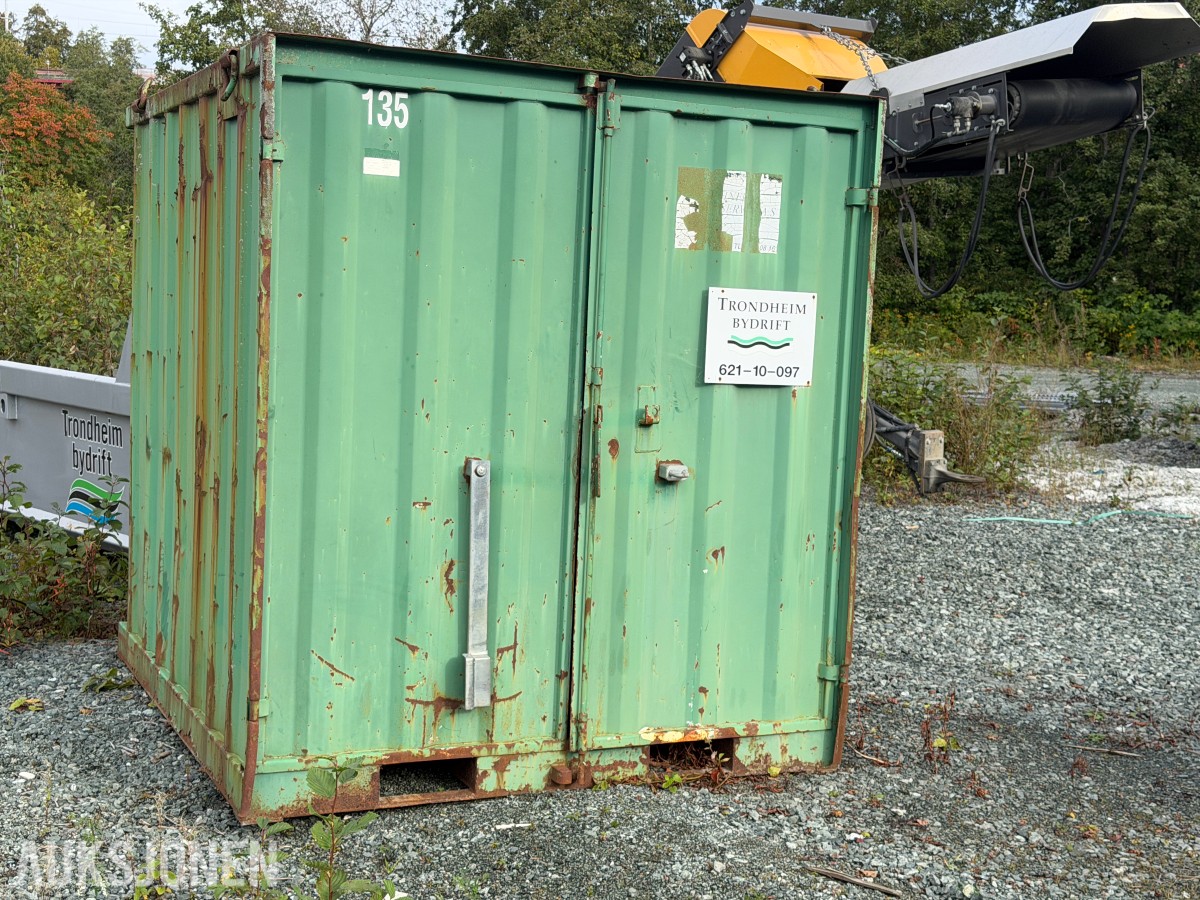 1995 8 fots Lagercontainer i stål med belysning og reol