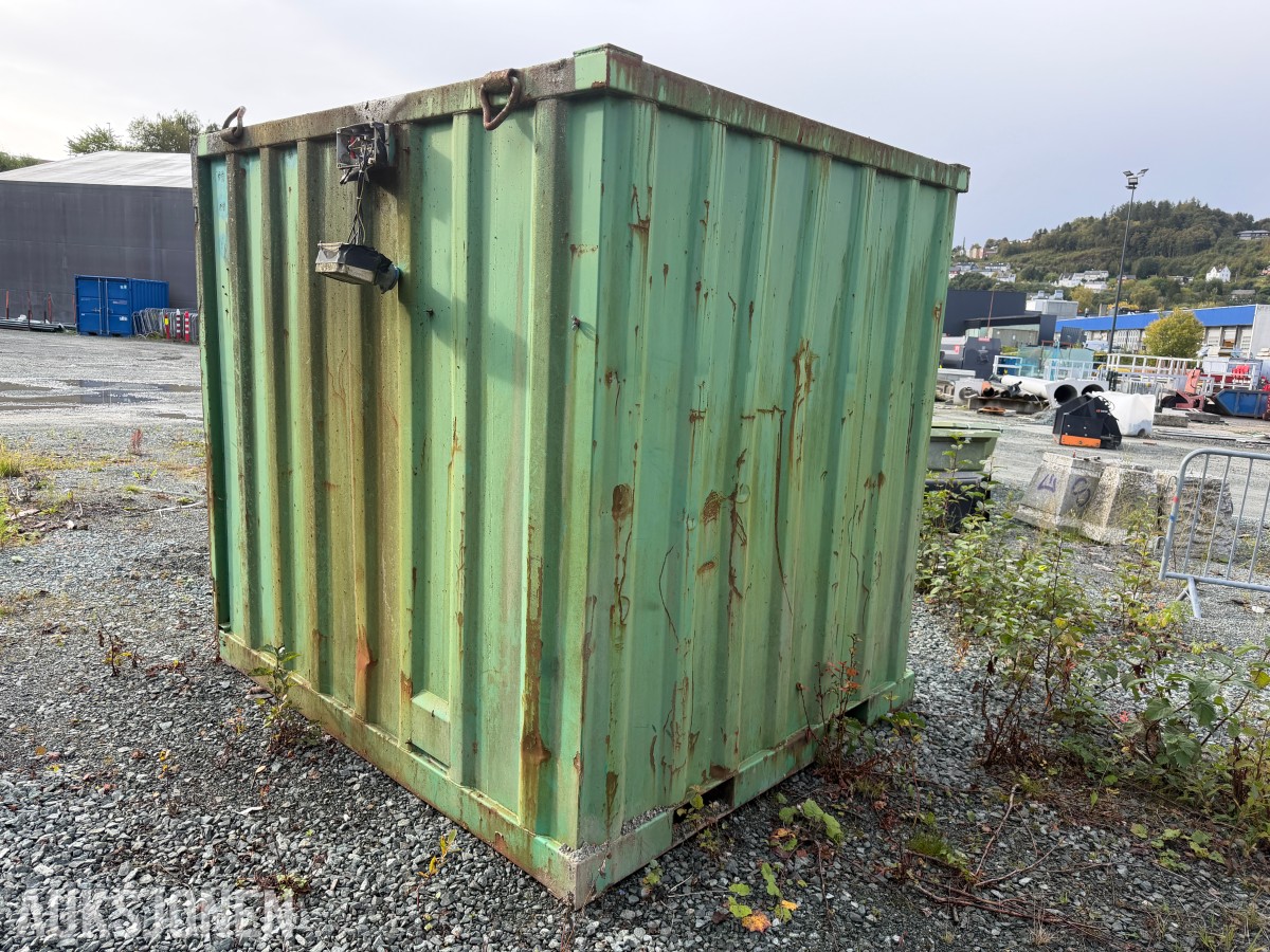 1995 8 fots Lagercontainer i stål med belysning og reol