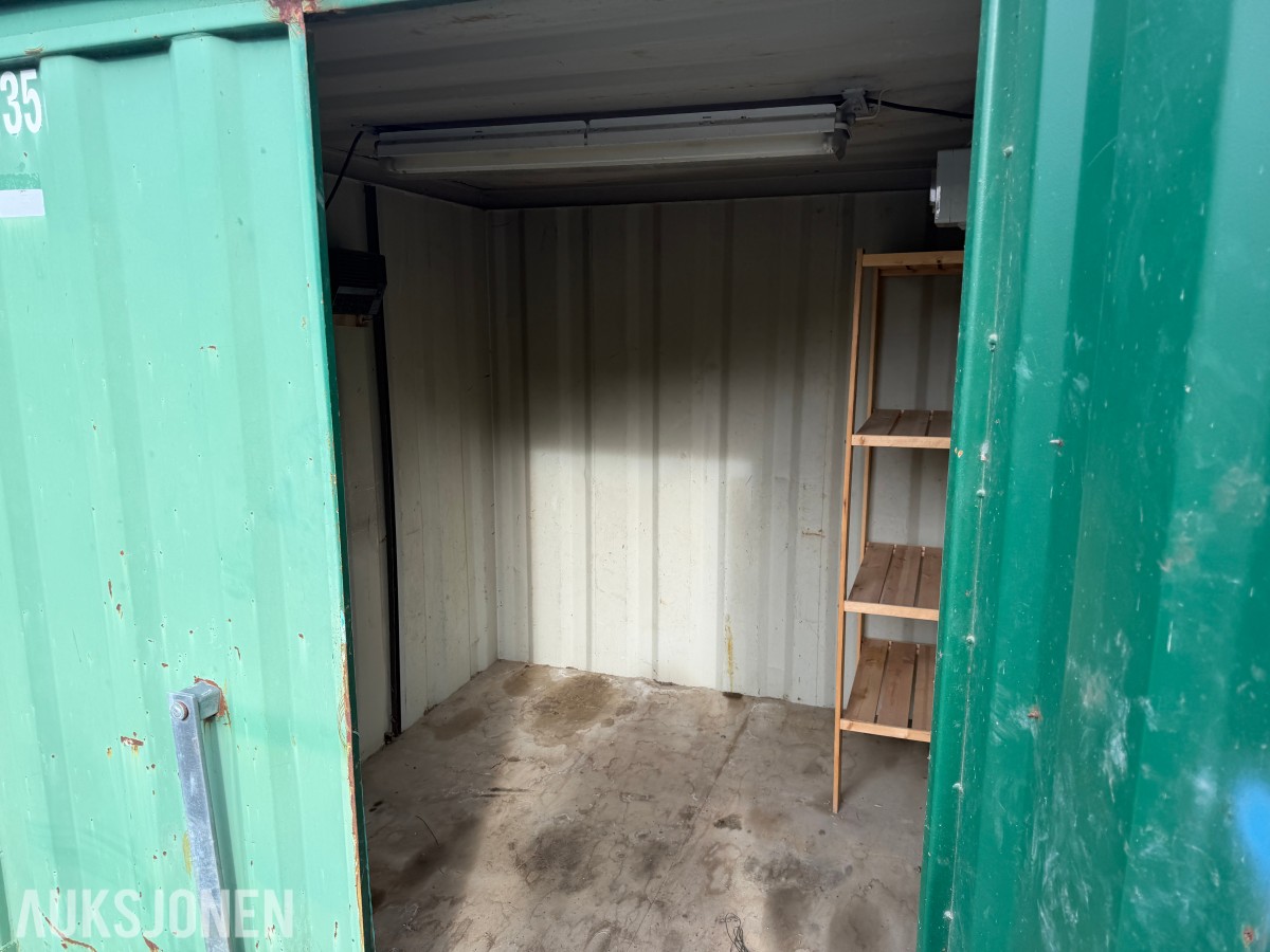 1995 8 fots Lagercontainer i stål med belysning og reol
