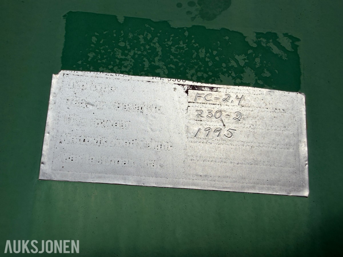 1995 8 fots Lagercontainer i stål med belysning og reol