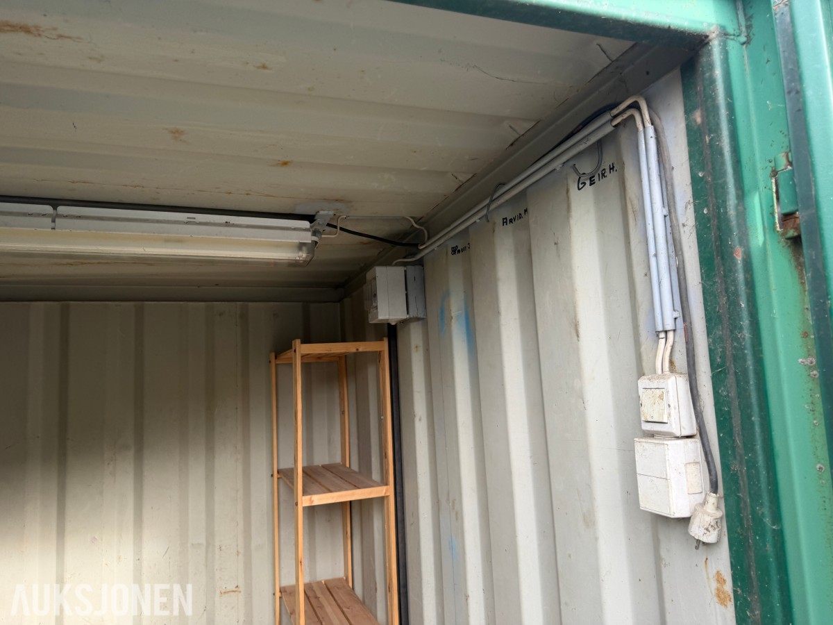 1995 8 fots Lagercontainer i stål med belysning og reol