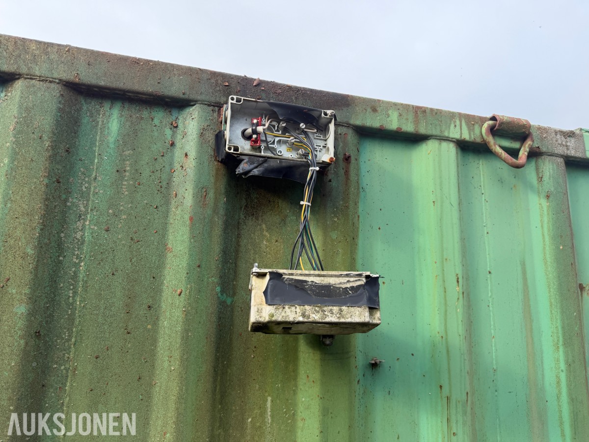 1995 8 fots Lagercontainer i stål med belysning og reol