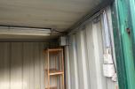 1995 8 fots Lagercontainer i stål med belysning og reol