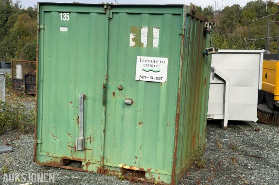 1995 8 fots Lagercontainer i stål med belysning og reol