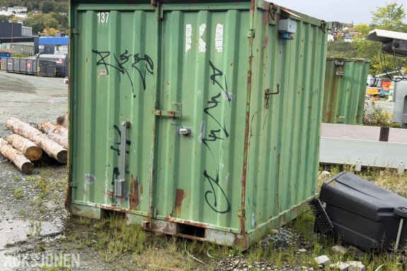 1995 Innredet 8 fots lagercontainer / verkstedcontainer med reoler, skap og elektrisk anlegg