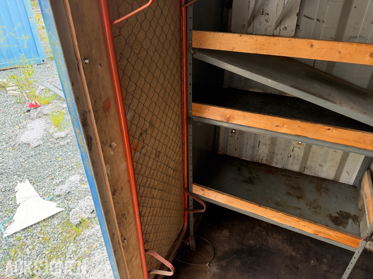 1996 Innredet 10 fots lagercontainer / verkstedcontainer med arbeidsbenk og reol