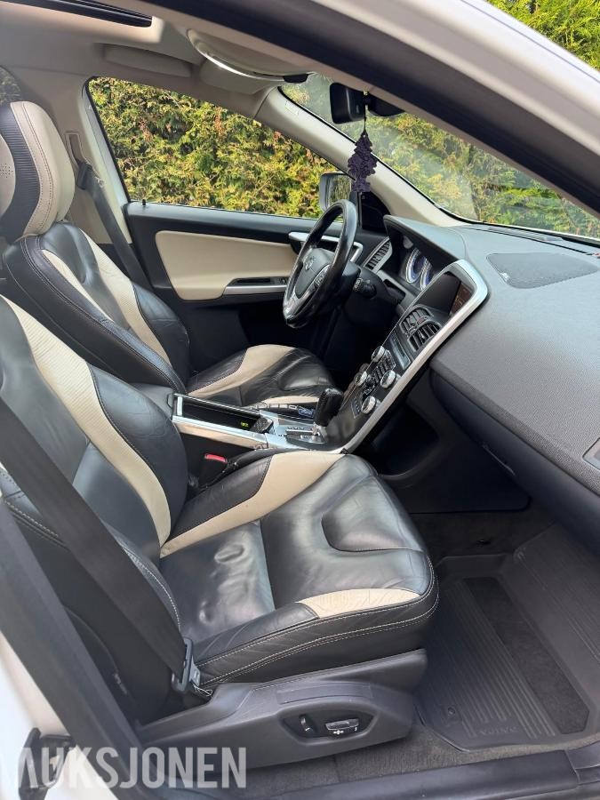 2011 Volvo XC60 R-DESIGN, AWD AUTOMAT, PANOROMA, CRUISEKONTROLL, RYGGEKAMERA 