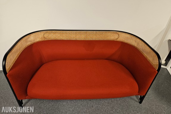 2-seter sofa med svartlakkert ramme i bøyd tre - rustrødt ullstoff - rottingfletting i rygg og sider - lengde 160 cm 