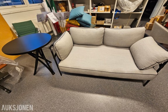 HAY sofa med sortlakkert metallramme - gråbeige stoff med sort paspel - rundt sortlakkert bord 70 cm - bordhøyde 75 cm