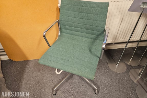 Stol i grønt møbelstoff - polert kromramme med armlener - firearmet polert fotkryss - setedybde 40 cm - rygghøyde 40 cm 