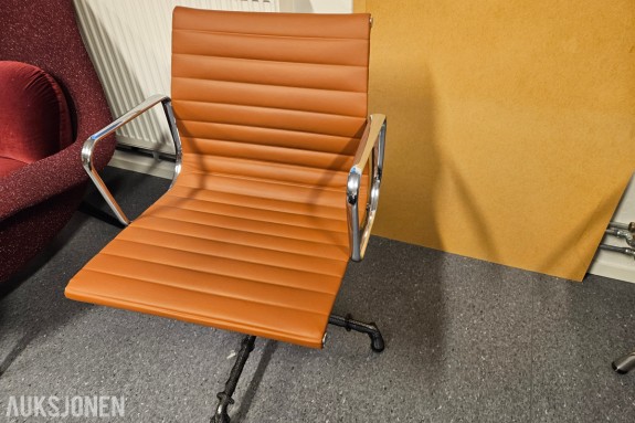 Vitra Aluminium Chair EA 108 swivel - cognacfarget skinn - polert understell - gliderknotter for teppe