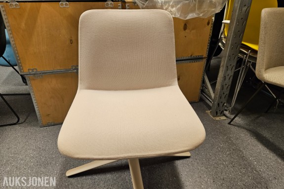 Dreiestol - kremfarget stoffskall - firearmet fotkryss i sandfarget metall - setehøyde 42 cm - setebredde 55 cm 