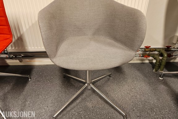 &Tradition lenestol - grått melert stoff - firearmet fotkryss i polert aluminium - setehøyde 45 cm - setedybde 45 cm