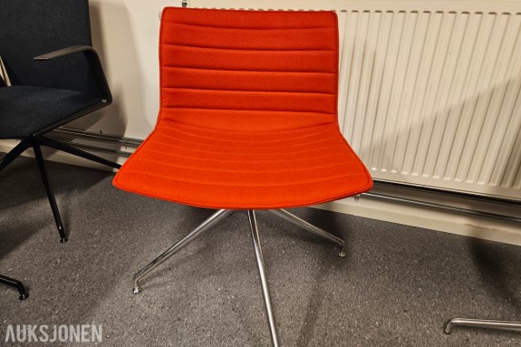 Arper stol - ullfilt i oransjerød - firearmet kryss i krom - sittehøyde 45 cm - produsert i Italia ⁠