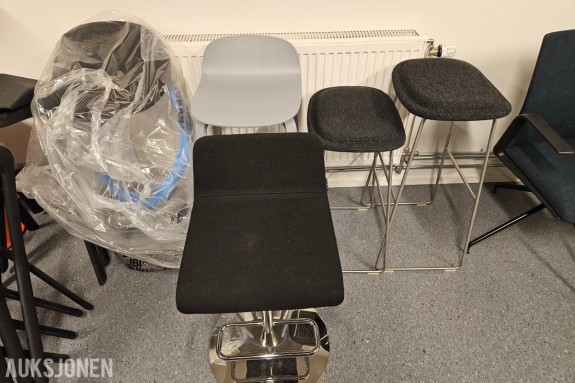 Fem barkrakker - Offecct - Gubi - to fra cappellini - en i gråmalt tre 