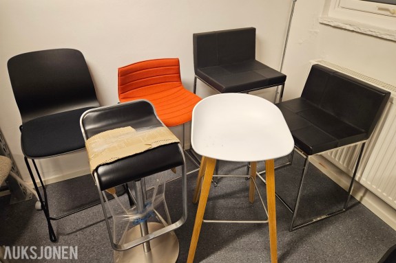 6 barstoler og stoler - Arper Catifa 46 - lapalma - sittehøyder 63 til 79 cm - sort skinnimitasjon, oransje stoff og hvitt plastskall ⁠