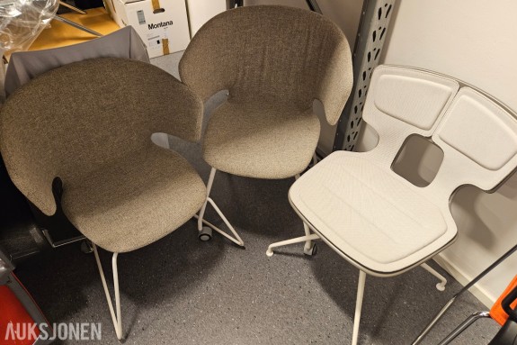 3 stoler - 2 lenestoler i melert beige stoff med armlener - 1 stol med skall og stoffputer - setedybde 42 cm - hjul på understell