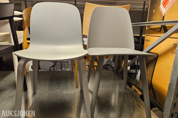 Stol med formpresset sete og rygg i treverk - lys grå overflate - trebein - to stoler 
