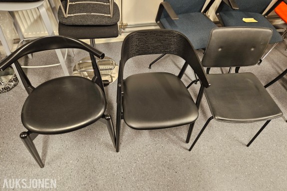 3 stoler i sort skinn - Carl Hansen & Søn - Andersen - Ondarreta - sortbeiset tre og sortlakkert stål - sittehøyde 46 til 47 cm 