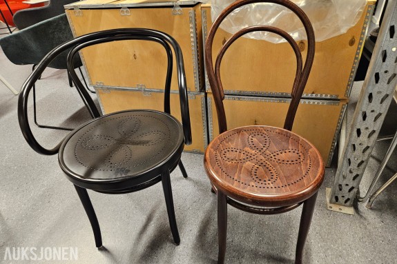 To stoler i bøyd tre - sort armstol og brun stol - perforert tresete - setediameter 45 cm og 38 cm - ringkrans ⁠