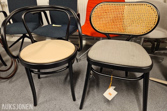 To stoler fra Wiener GTV Design - sortlakkert bøyd tre - armstol med beige setetrekk - oval rygg i flettverk - sittehøyde 47 og 48 cm 