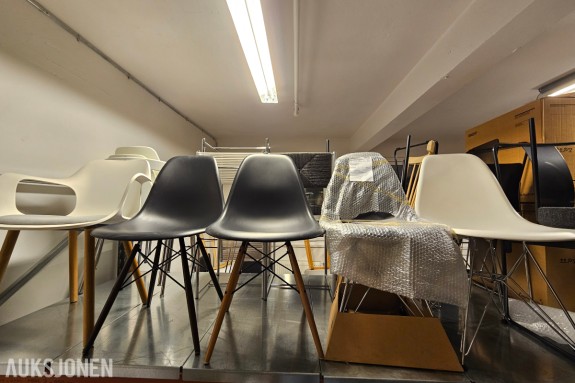Vitra - Eames Plastic Side Chair og HAL armstol - forkrommet trådunderstell og treunderstell - sorte og hvite skall