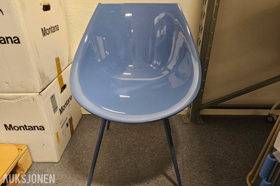 Driade Lago lenestol - design Philippe Starck - blått høyglanset skall - fire koniske metallben - setedybde 42 cm ⁠
