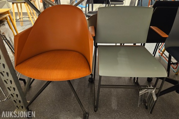 Arper Stacy stablestoler - grønne plastskall - svart stålramme - skallstol i terrakotta på hjul - setedybde 45 cm 