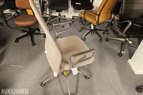 Vitra kontorstol - beige stofftrekk - rygg med knappesøm - armlener i polert aluminium - femarmet fotkryss med hjul ⁠