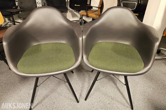 Vitra skallstol med armlener - to stoler - grønt setetrekk - sorte trebein
