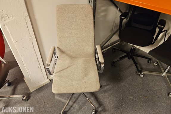 Johanson kontorstol - høy rygg - beige melert stoff - kromede armlener - kromet fotkryss med hjul ⁠