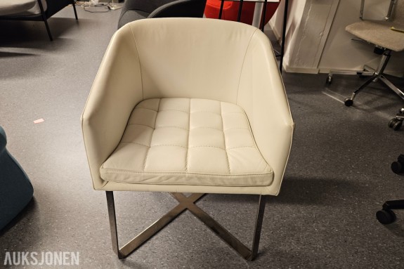 Meridiani lenestol - lyst beige skinntrekk - rutestukket setepute - kryssunderstell i blankt metall 