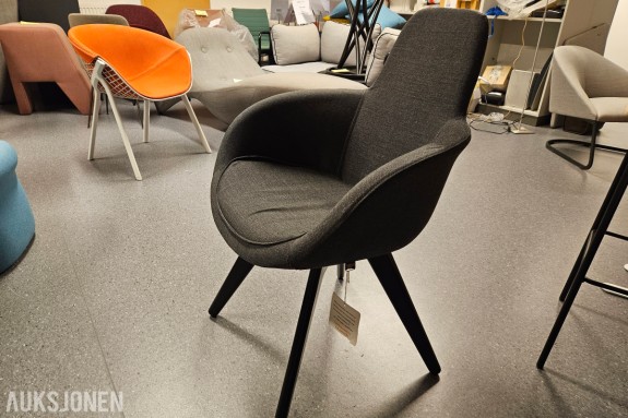 Tom Dixon lenestol - mørkegrått melert stoff - sorte koniske trebein - ryggskall med armlener ⁠
