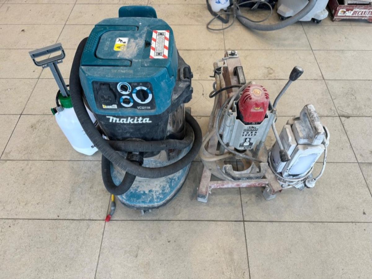 Makita VC3211M industristøvsuger med kjerneborstativ og trykksprøyte