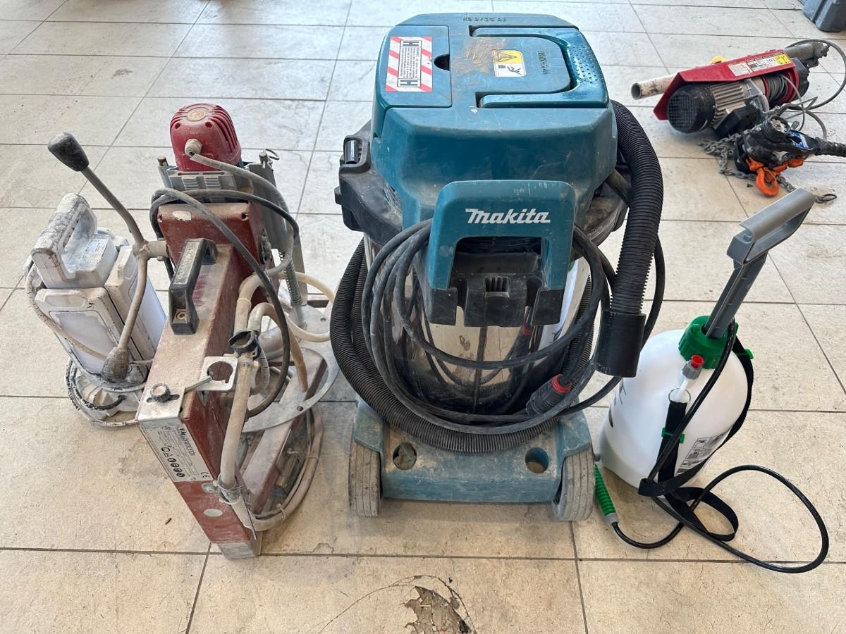 Makita VC3211M industristøvsuger med kjerneborstativ og trykksprøyte