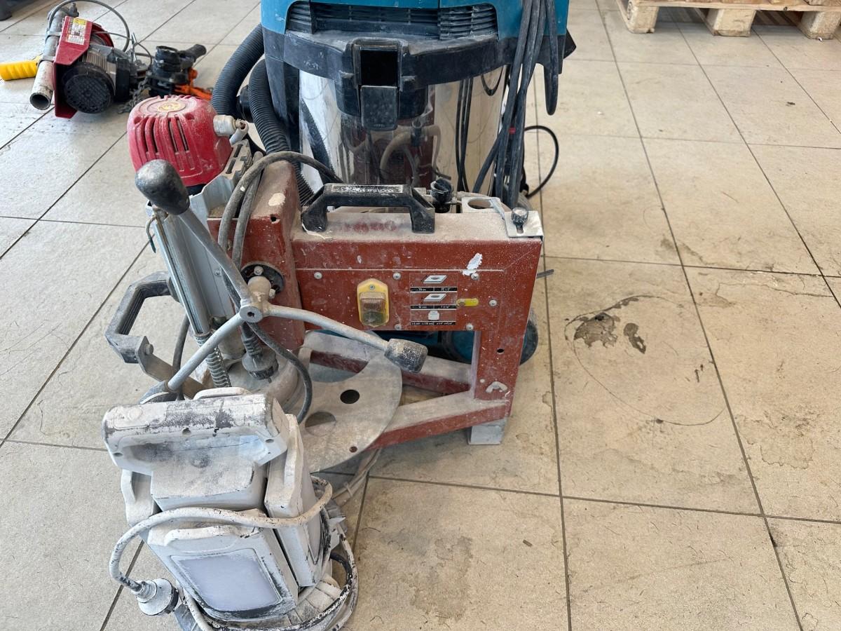 Makita VC3211M industristøvsuger med kjerneborstativ og trykksprøyte