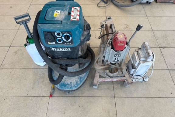 Makita VC3211M industristøvsuger med kjerneborstativ og trykksprøyte