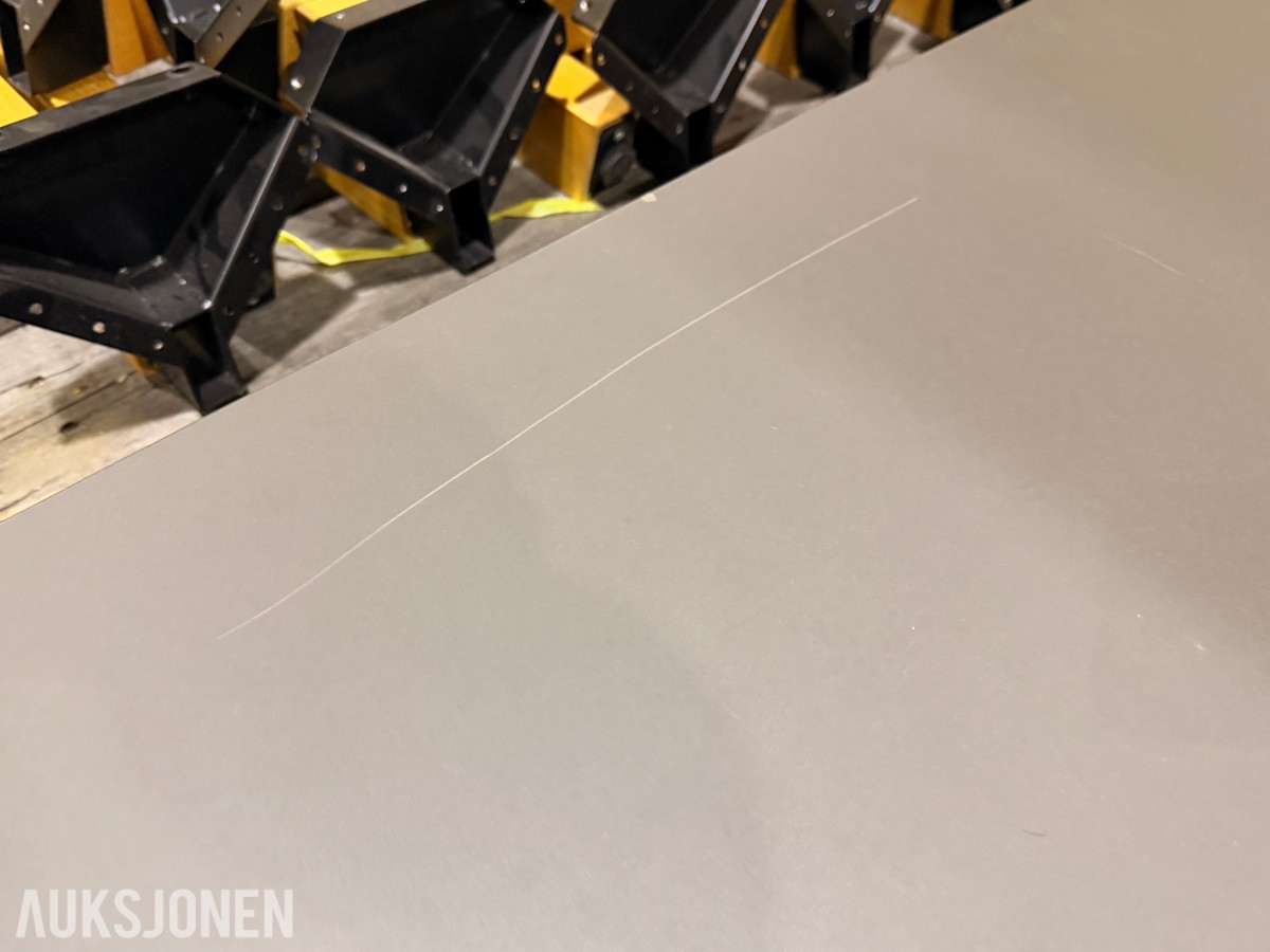 Stort møtebord med kabelgjennomføringer og treunderstell