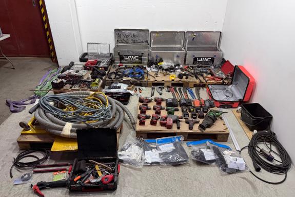 Stort parti med verktøy / Verkstedutstyr - Milwaukee drill, slagtrekker og borhammer, hitachi bajonettsag, håndverktøy, løfteutstyr, kabler m.m
