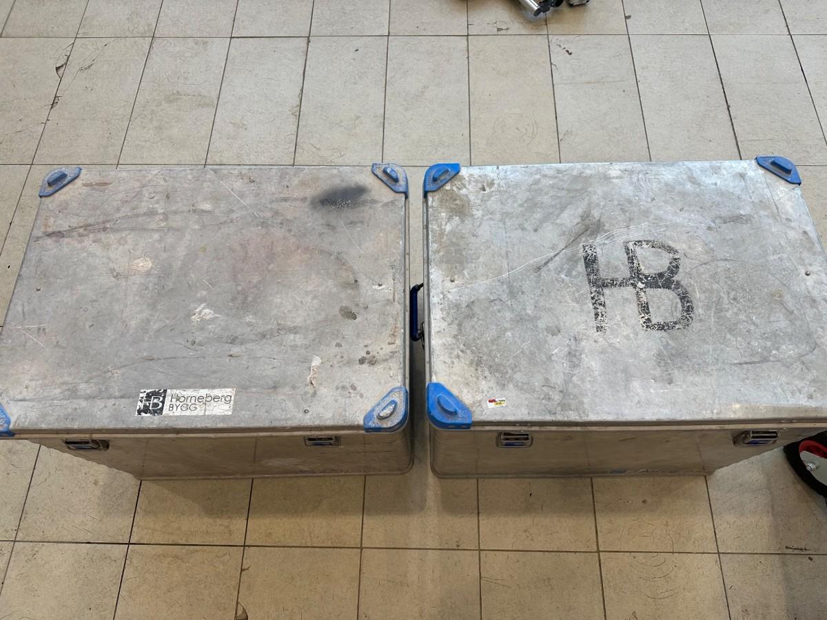 2 Zarges aluminiumskasser med murerverktøy