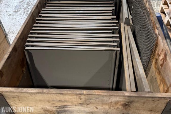 5stk paller med stålskuffer, hyller, bærejern etc 50cm hylle og skuffedybde.