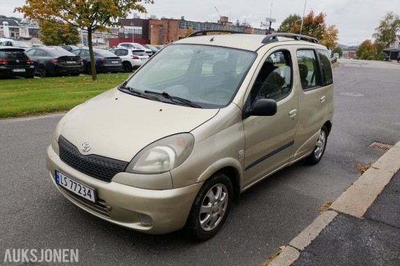 2001 Toyota Yaris Verso 1.3 86hk automat eu ok 07.2027 