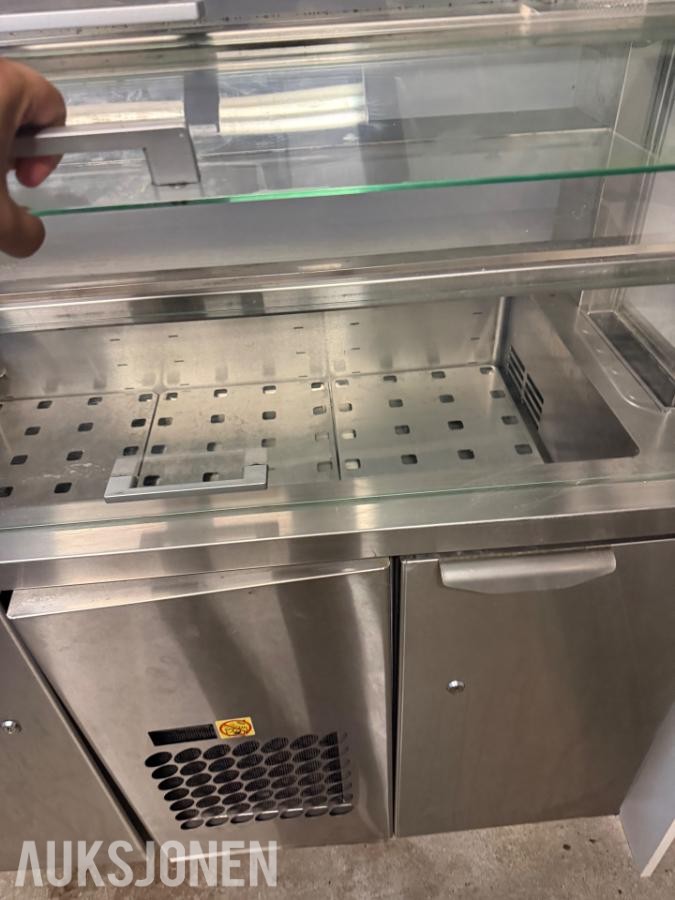KOMPLETT RESTAURANT-/STORKJØKKEN SELGES