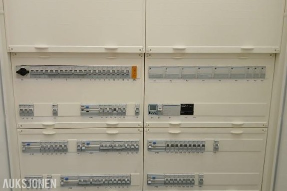 Hager Univers FP94SN2 fordelingsskap 400V TN-S – nytt, ferdig utstyrt med ca. 100 automatsikringer