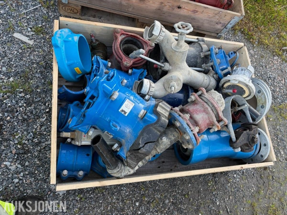 Parti m/ ventiler, rørdeler og koblinger 