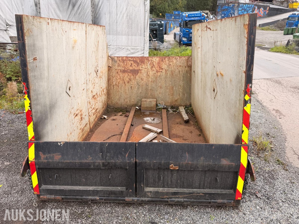 Parti med 18 stk. avfallscontainere 5–10 m³ – åpne og lukkede