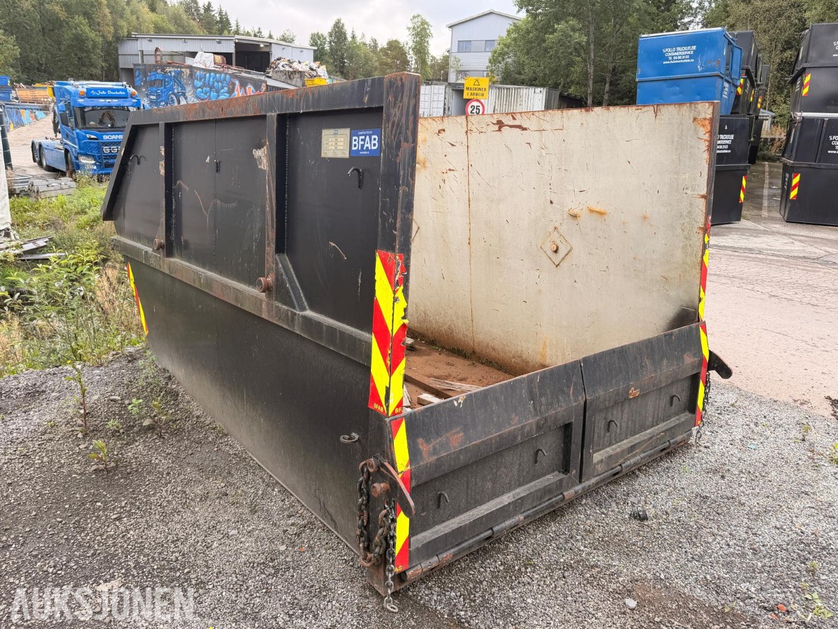 Parti med 18 stk. avfallscontainere 5–10 m³ – åpne og lukkede